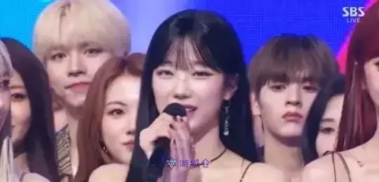 LE SSERAFIM在《人气歌谣》节目中获得了1位!向成员和粉丝们表达感谢 LE SSERAFIM在《人气歌谣》节目中获得了1位!向成员和粉丝们表达感谢