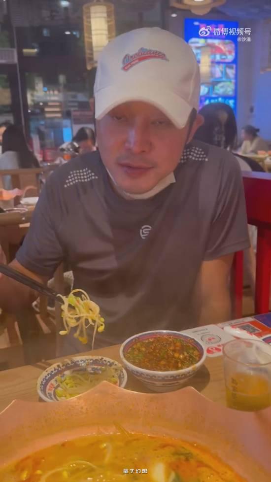 沙溢国庆假期吃胖了十斤 称重时表情大崩溃