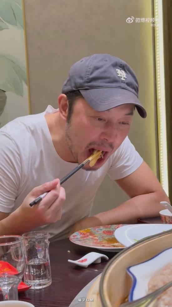 沙溢国庆假期吃胖了十斤 称重时表情大崩溃