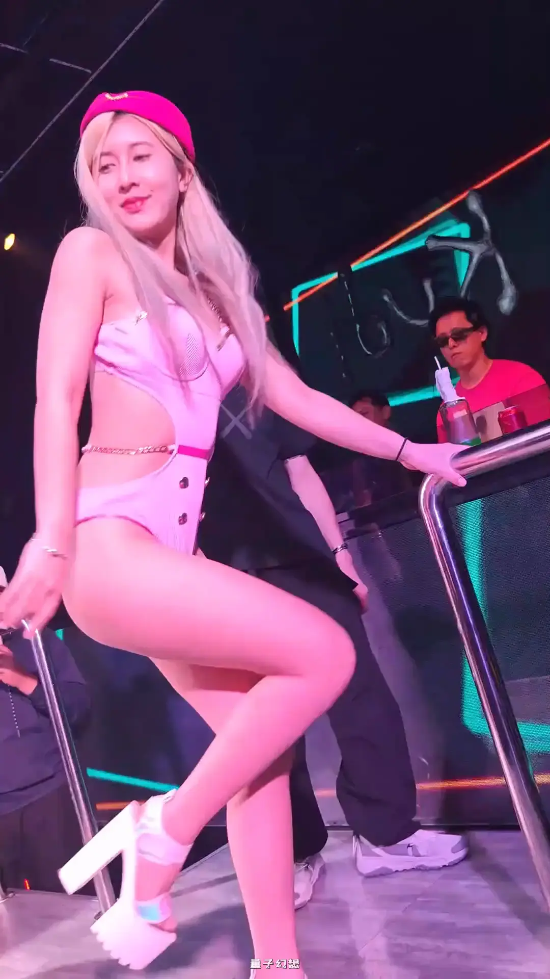 台湾夜店流出一字马后摇臀视角美女热舞[15V/3.35G] 其他主播 第1张