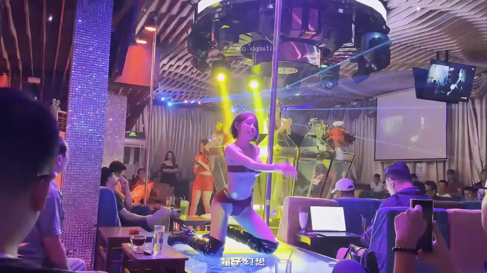 越南夜店美女后摇跪臀热舞实录[18V/4.31G] 其他主播 第1张