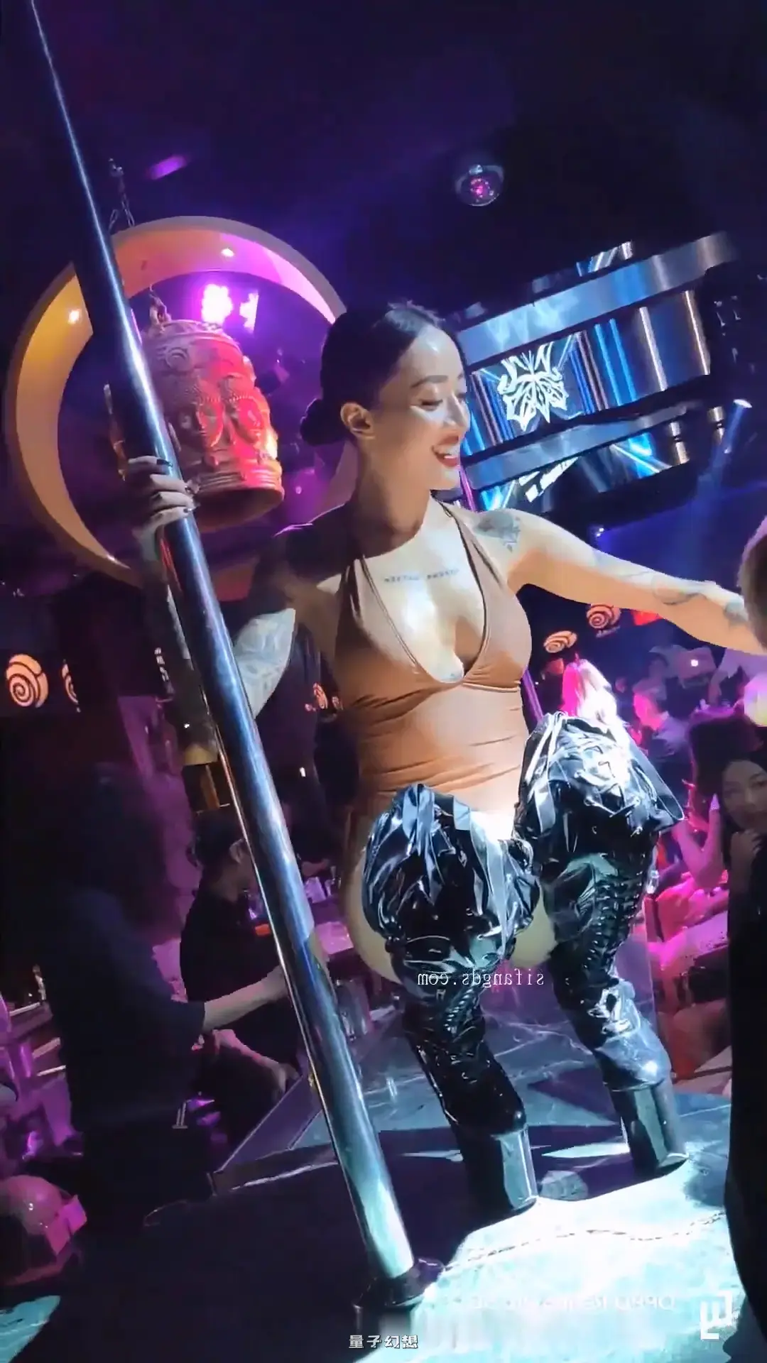 台湾夜店流出一字马后摇臀视角美女热舞[15V/3.35G] 其他主播 第2张