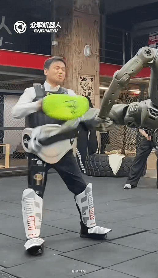 国产机器人一脚踹翻自家CEO 多少带点私人恩怨 国产机器人一脚踹翻自家CEO 多少带点私人恩怨