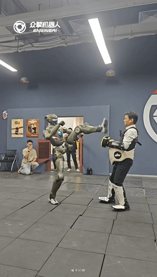 国产机器人一脚踹翻自家CEO 多少带点私人恩怨 国产机器人一脚踹翻自家CEO 多少带点私人恩怨